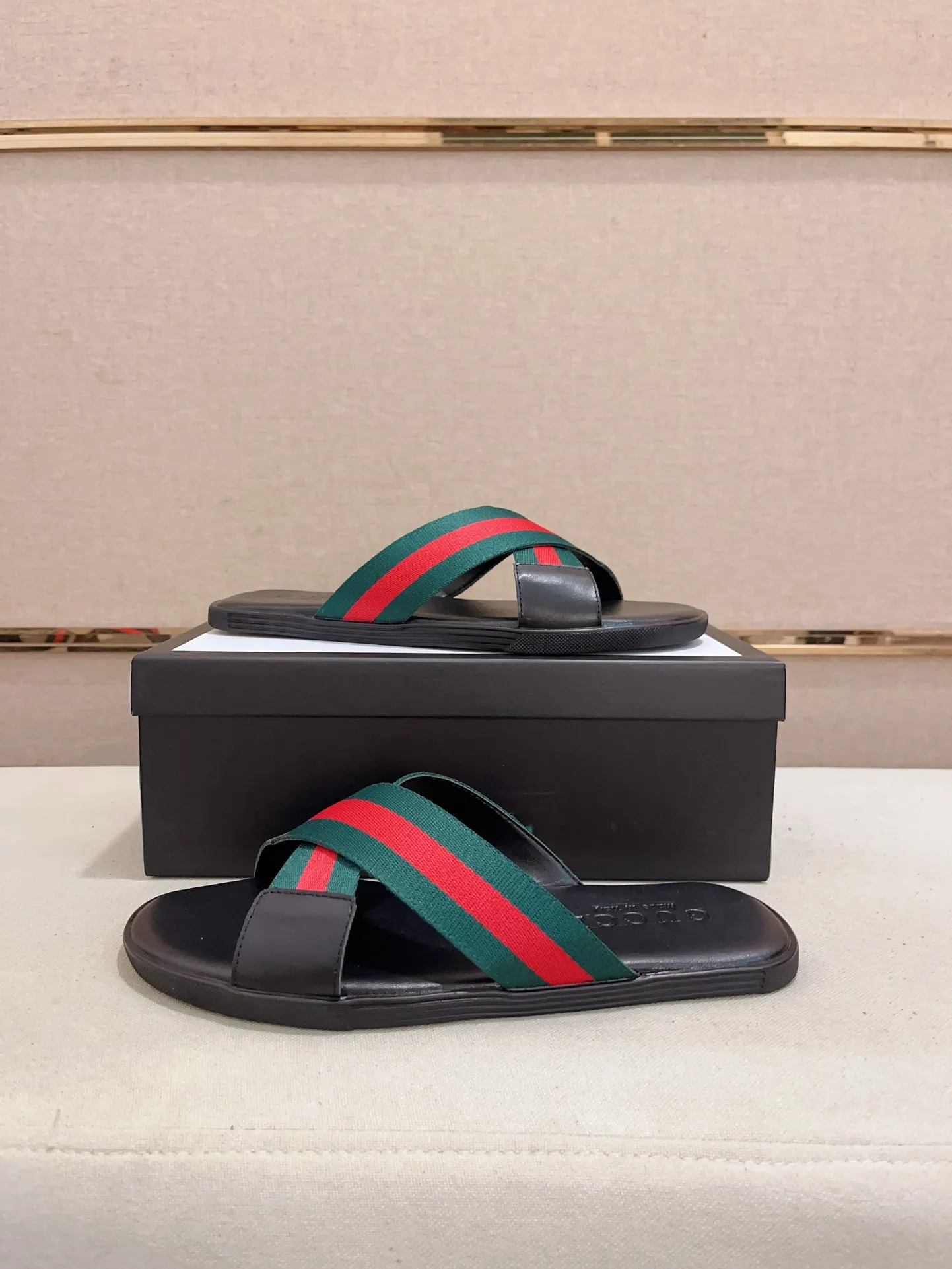 Men's shoes 💰: 240💰 [gucci Gucci slippers] High-end men's shoes brand official website 1:1 latest masterpiece: original mold customization, the fabric is made of imported original materials, upgraded outsole, lighter and non-slip. The market's top quality, simple yet tasteful, a must-have for fashionistas, fashionable at your feet, full of confidence, the same style at the counter 👍The season of summer slippers is here. Code: 38-45
